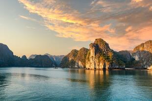 Halong Bay bei Sonnenuntergang