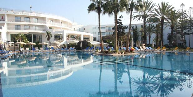 Außenansicht mit Pool