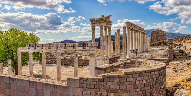 Blick auf das Akropolis von Pergamon bei einer 15 Tage Türkei Rundreise
