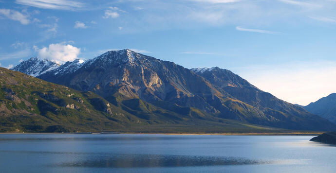 Blick auf die malerische Landschaft im Kluane-Nationalpark in Kanada 