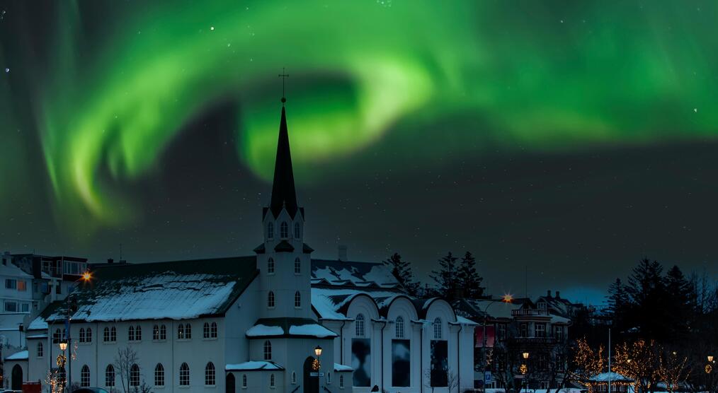 Nordlichter über Kapelle