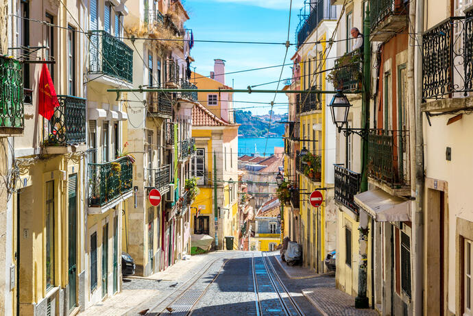 typische Straße in Lissabon