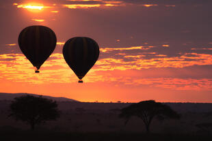 Heißluftballonfahrt bei Sonnenaufgang