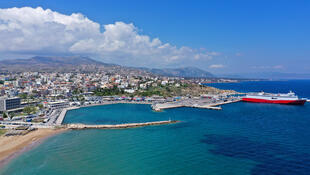 Blick auf den berühmten Hafen und die Stadt Rafina