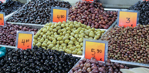 Oliven auf dem Wochenmarkt von Thessaloniki