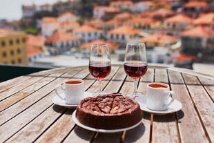 Madeira-Wein und Honigkuchen