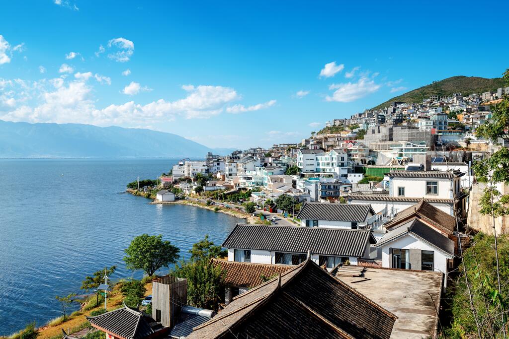 Panoramablick über die Stadt und den Erhai-See in Dali 
