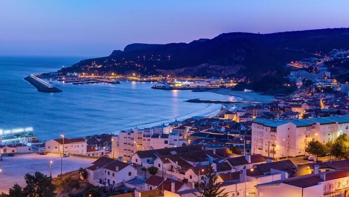 Blick auf Sesimbra bei Nacht