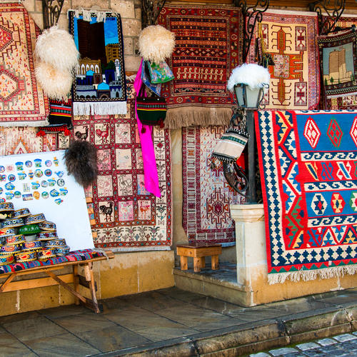 Dekorierte Teppiche auf einem Straßenmarkt
