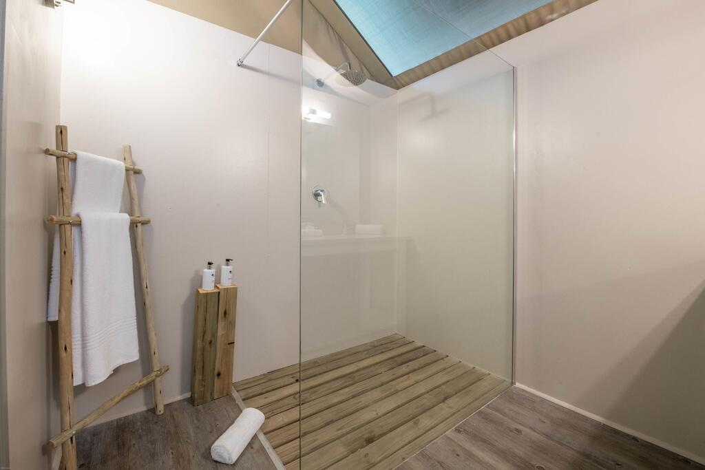 Dusche im Badezimmer vom Luxury Safari Zelt