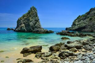 Klares Meer an der Küste von Sesimbra