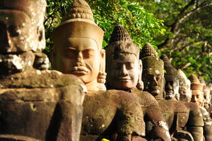 Statuen am Eingangstor von Angkor 