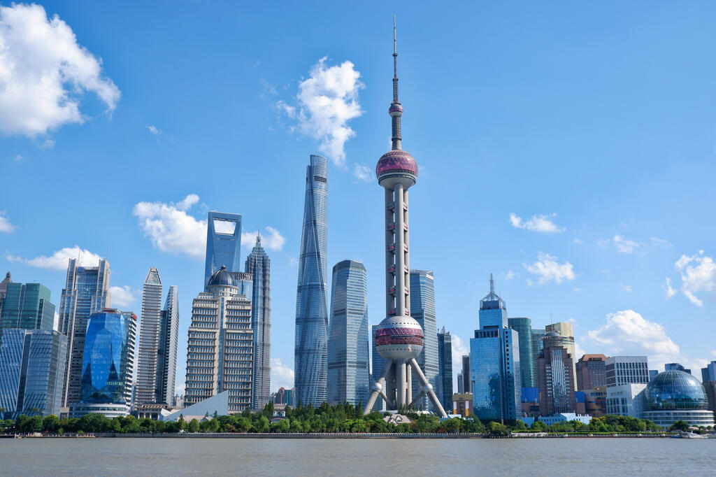 Blick auf die Skyline von Shanghai und den Shanghai-Tower 