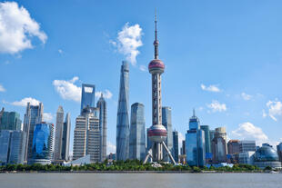 Blick auf die Skyline von Shanghai und den Shanghai-Tower 