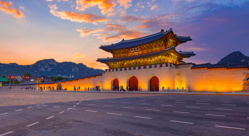 Gwanghwamun Tor mit dem Gyeongbokgung-Palasts in Seoul 