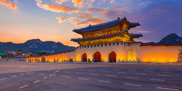Gwanghwamun Tor mit dem Gyeongbokgung-Palasts in Seoul 
