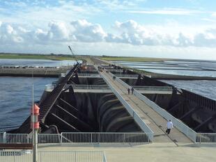 Küstenschutzbauwerk "Eidersperrwerk" an der Mündung zur Nordsee