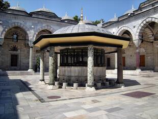 Innenhof der Prinzen Moschee / Şehzade Moschee mit Waschbrunnen in Istanbul