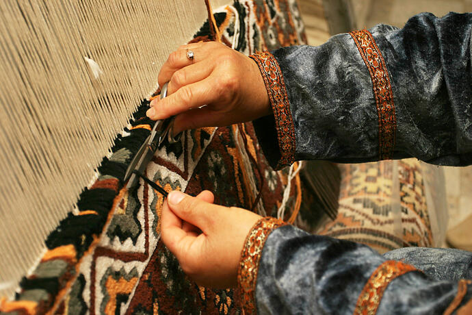 Teppich weben in einer traditionellen Manufaktur