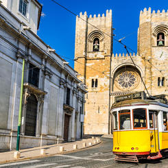 Typisch gelbe Tram vor der Kathedrale von Lissabon