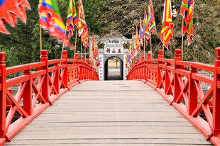 Hut-Holzbrücke zum Ngoc-Son-Tempel in Hanoi 