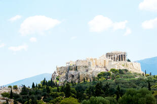 Blick auf den Felsplateau der Akropolis
