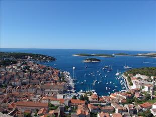 Blick auf die zahlreichen kleinen Inseln Kroatiens