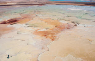Blick auf die Salzwüste am Toten Meer