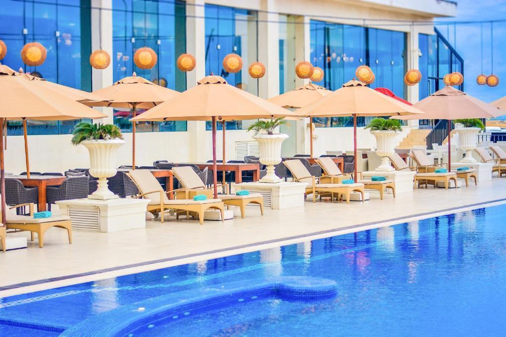 Sonnenliegen am Pool
