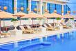 Sonnenliegen am Pool
