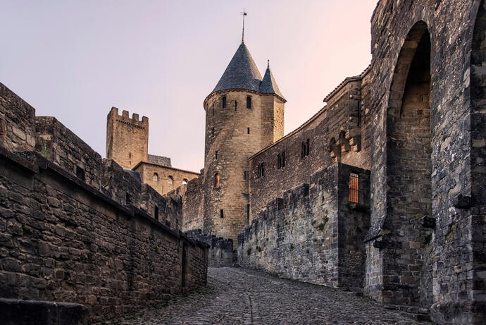 Blick auf die mittelalterliche Altstadt von Carcassonne in Frankreich