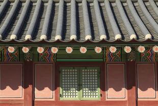 Vorderansicht auf das Ziegeldach und Dancheong mit Fenstermalerei 