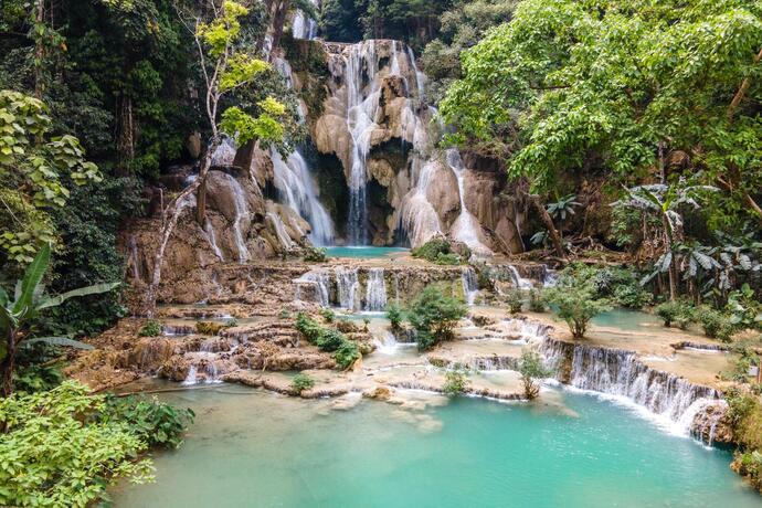 Sicht auf die Kuang Si Wasserfälle in Laos