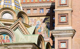 Fassade der Aufersteherkirche Sehenswürdigkeit in St. Petersburg
