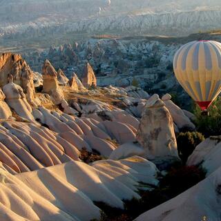 Ballonflug über der Tuffsteinlandschaft Kappadokiens