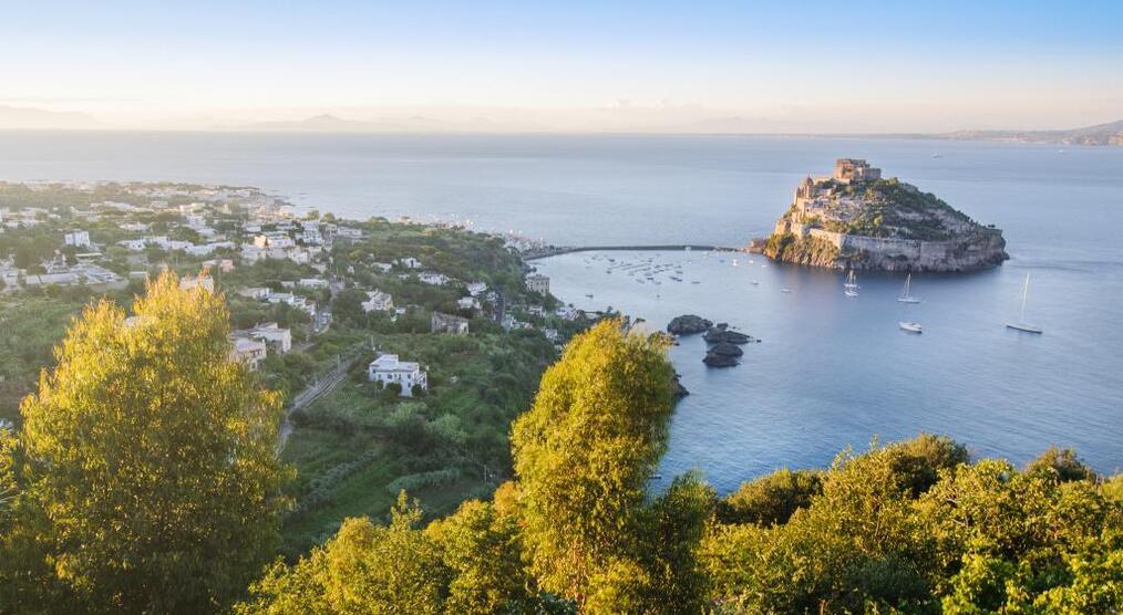 Blick auf das Castello Aragonese bei Ischia Reisen
