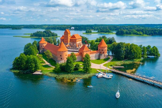 Blick auf das rote Schloss von Trakai in Litauen im Baltikum