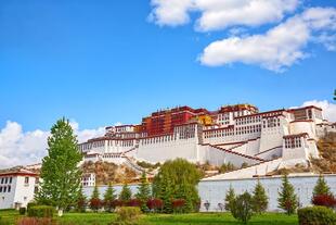 Der imposante Potala-Palast in Lhasa, Tibet, erhebt sich majestätisch auf einem Hügel. 