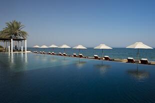 Pool mit Blick auf das Meer