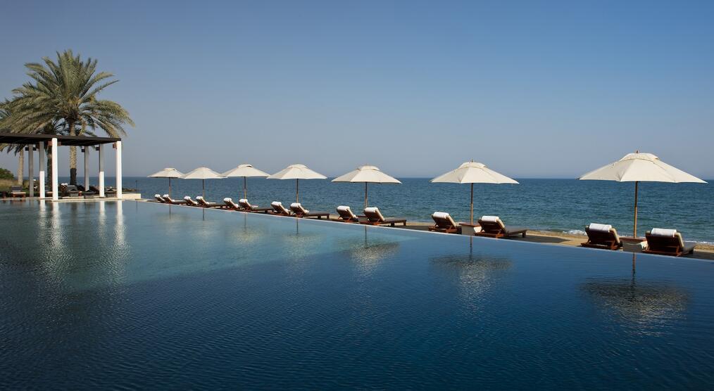 Pool mit Blick auf das Meer