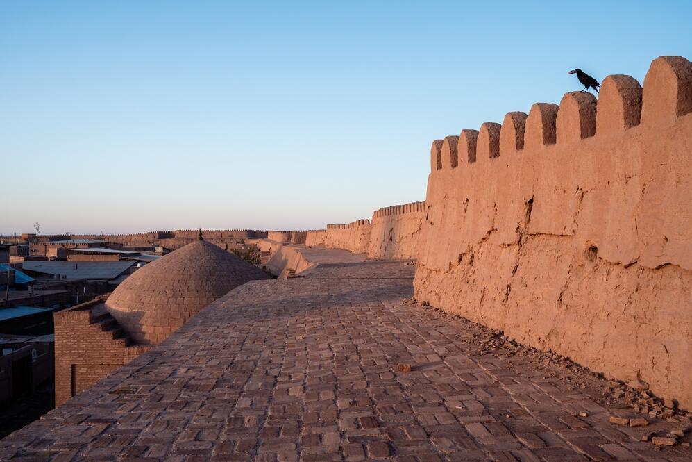 Stadtmauer in Chiwa bei Sonnenaufgang 