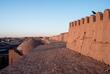Stadtmauer in Chiwa bei Sonnenaufgang