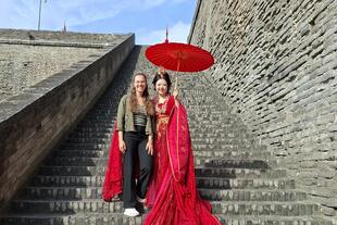 Unsere Mitarbeiterin vor der Stadtmauer