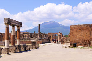 Ruinen des Forums mit Blick auf den Vesuv