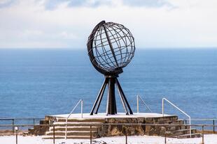 Globus-Skulptur am Nordkap 