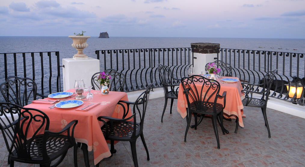 Hotelterrasse mit Meerblick