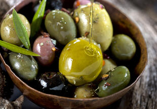 Schale mit Oliven