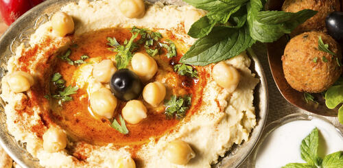 landestypische Gerichte Hummus und Falafel