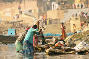 Männer am Ganges in Varanasi beim Wäschewaschen