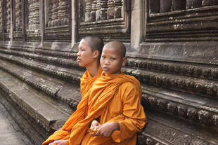 Mönche vor einem Tempel